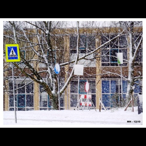 Cartoon: MH - Traffic Signs V (medium) by MoArt Rotterdam tagged rotterdam,winter,snow,sneeuw,snowstorm,sneeuwstorm,trafficsign,verkeersbord