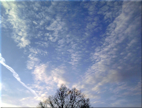 Cartoon: Der Oktober geht zu Ende (medium) by lesemaus tagged oktober,wolken,himmel