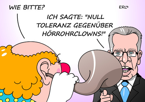 Cartoon: De Maiziere Null Toleranz (medium) by Erl tagged innenminister,thomas,de,maiziere,phänomen,horrorclowns,gruselclowns,angst,schrecken,null,toleranz,aussage,missverständnis,schwerhörigkeit,hörrohr,clown,karikatur,erl,innenminister,thomas,de,maiziere,phänomen,horrorclowns,gruselclowns,angst,schrecken,null,toleranz,aussage,missverständnis,schwerhörigkeit,hörrohr,clown,karikatur,erl