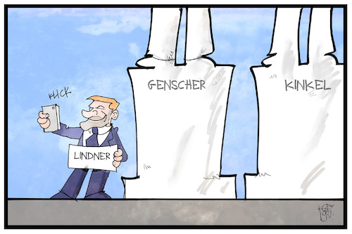 Cartoon: Zum Tod von Klaus Kinkel (medium) by Kostas Koufogiorgos tagged karikatur,koufogiorgos,illustration,cartoon,kinkel,lindner,fdp,genscher,denkmal,außenminister,andenken,liberale,politik,partei,karikatur,koufogiorgos,illustration,cartoon,kinkel,lindner,fdp,genscher,denkmal,außenminister,andenken,liberale,politik,partei